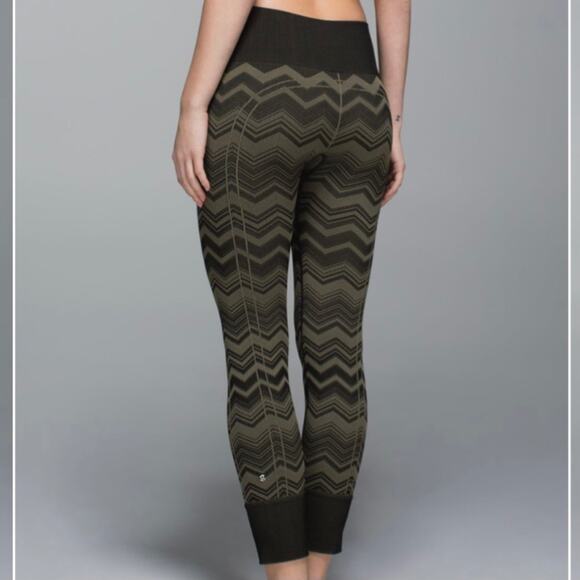 LULULEMON Ebb To Street Pant Fatigue Green Chevron size 6 - Picture 2 of 13
